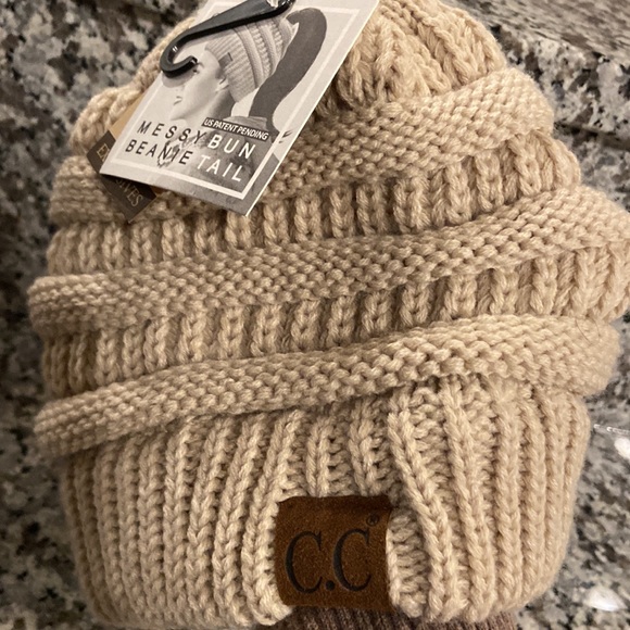 Chunky Knit Ponytail Beanie - Picture 7 of 7